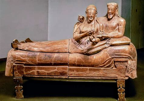 Sarcophagus of the Spouses: Dokunan Şefkat ve Sonsuz Aşkın Taş Anıtı!